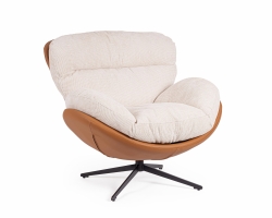 Jasnobrązowy fotel ADINDA – elegancki fotel z imitacji skóry, wygodne poduszki, nowoczesny design