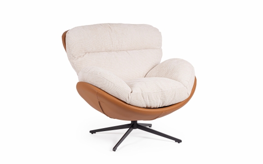 Jasnobrązowy fotel ADINDA – elegancki fotel z imitacji skóry, wygodne poduszki, nowoczesny design